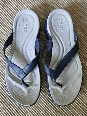 Crocs Capri V Dual Comfort Navy & White Thong Sandals - Women Size 9